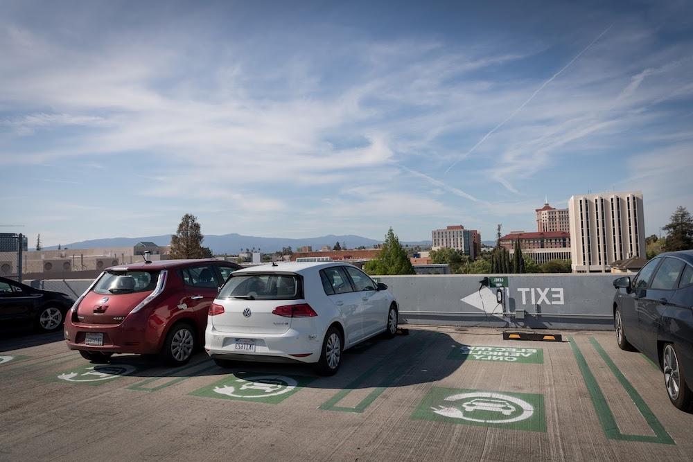 菠菜网lol正规平台 10th Street Electric Car Parking