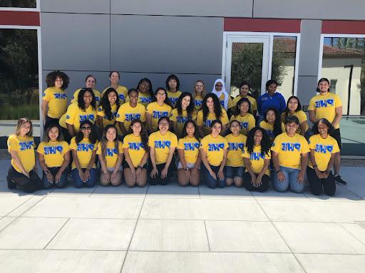 A group of Peer Health Educators in front of 的 Student Wellness Center